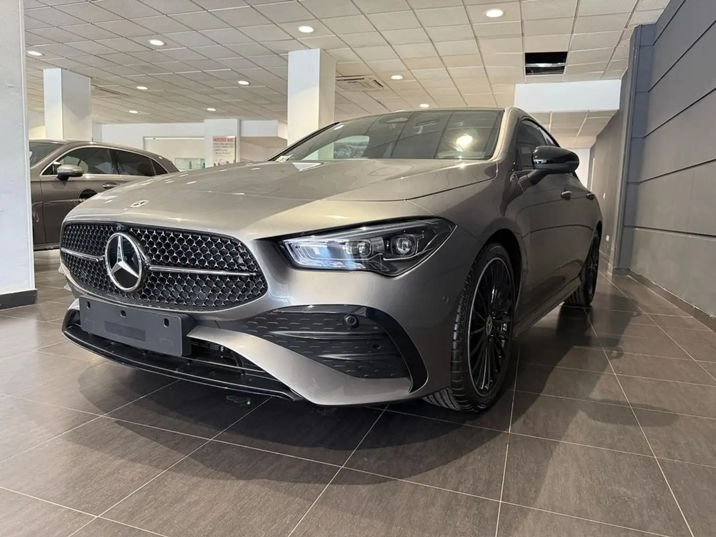 Mercedes-Benz CLA 200 Coupé Grau - 1