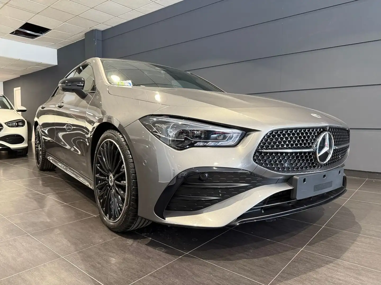 Mercedes-Benz CLA 200 Coupé Grau - 2