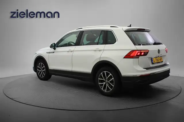 Volkswagen Tiguan view 3
