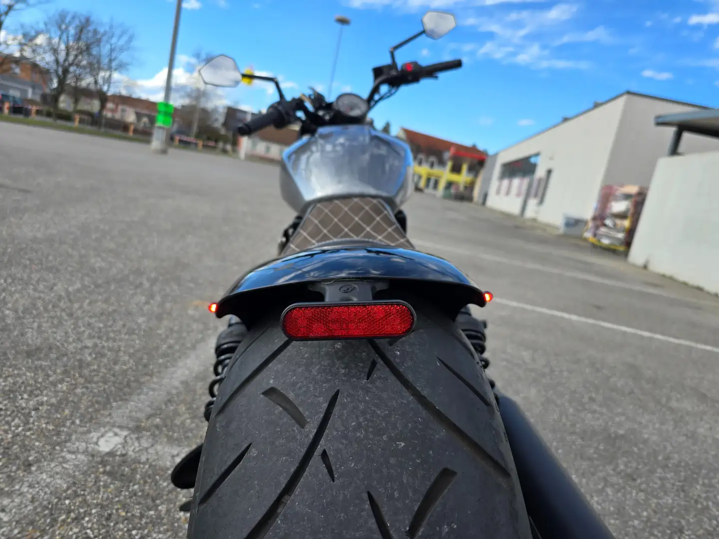 Indian Scout Bobber Grau - 2