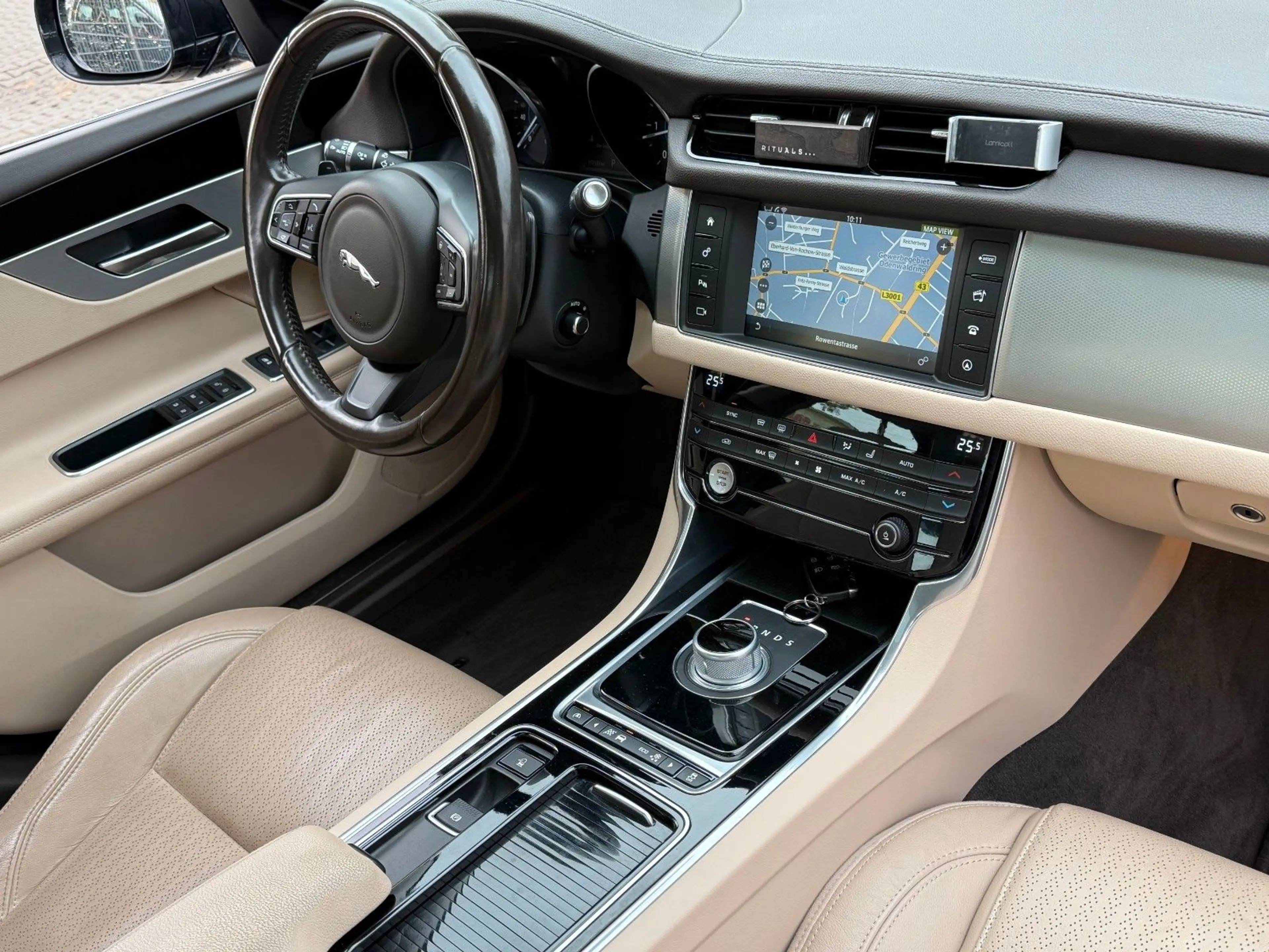 Jaguar XF 3.0 D Prestige*PANO*LEDER*GR.NAVI*BI.XEN*VOL* — photo 11