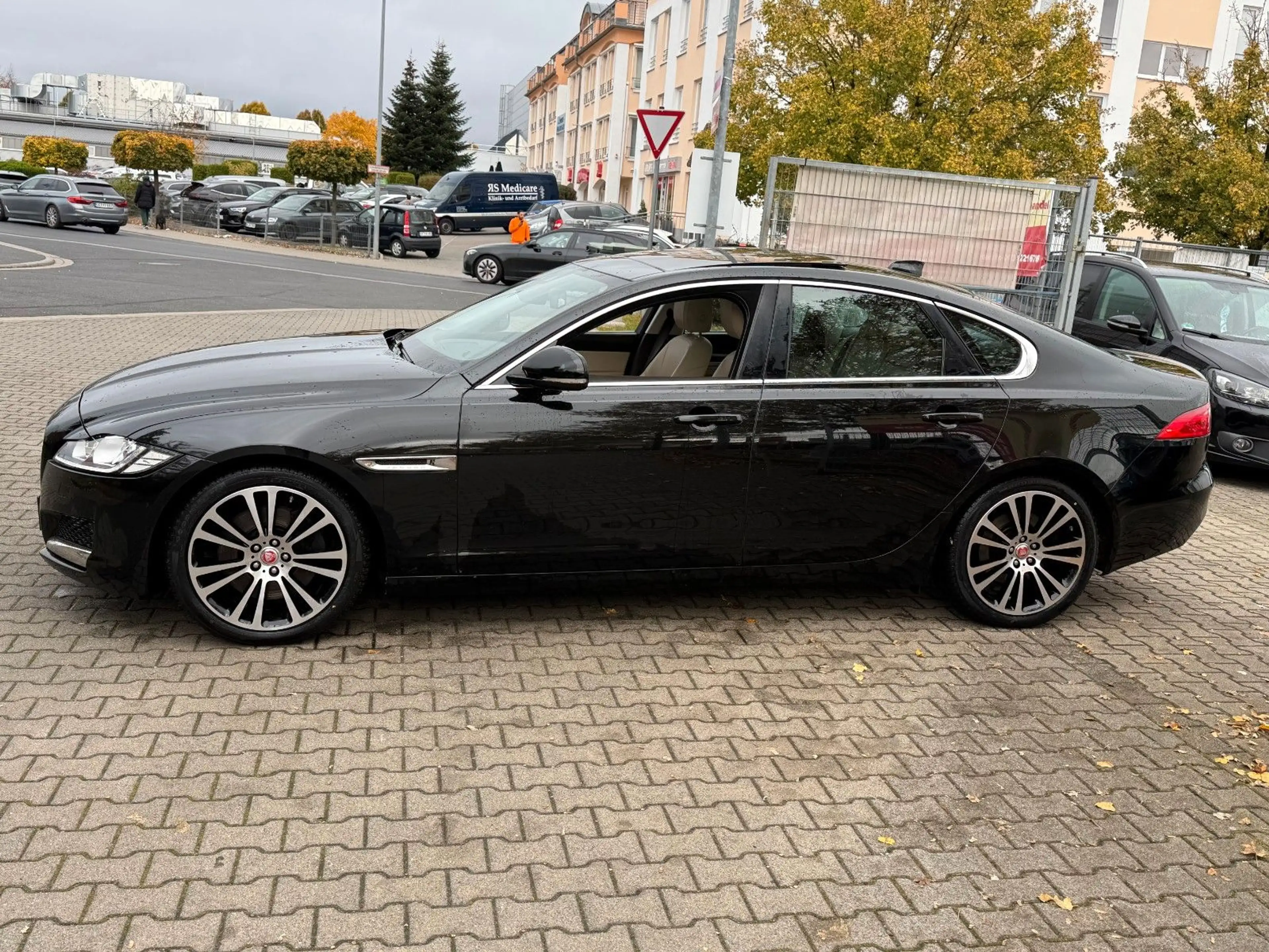 Jaguar XF 3.0 D Prestige*PANO*LEDER*GR.NAVI*BI.XEN*VOL* — photo 4