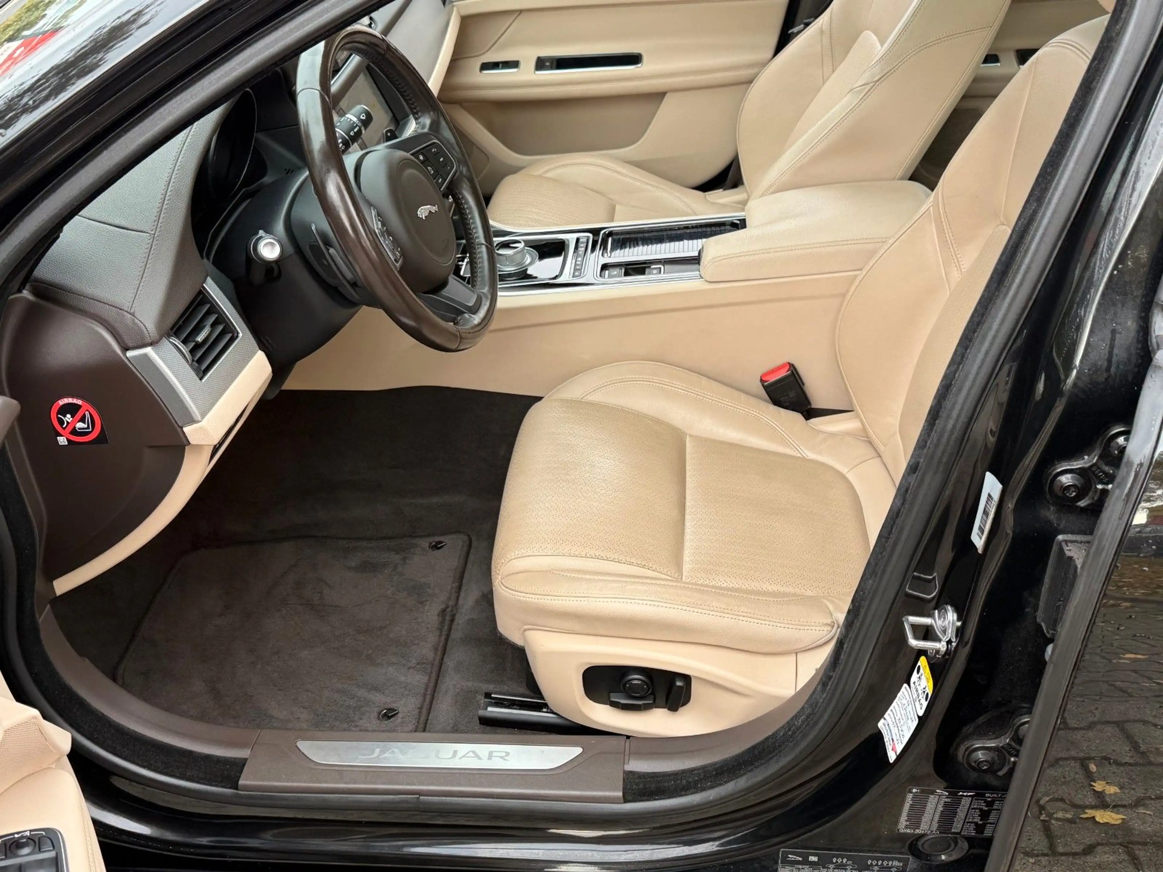 Jaguar XF 3.0 D Prestige*PANO*LEDER*GR.NAVI*BI.XEN*VOL* — photo 14
