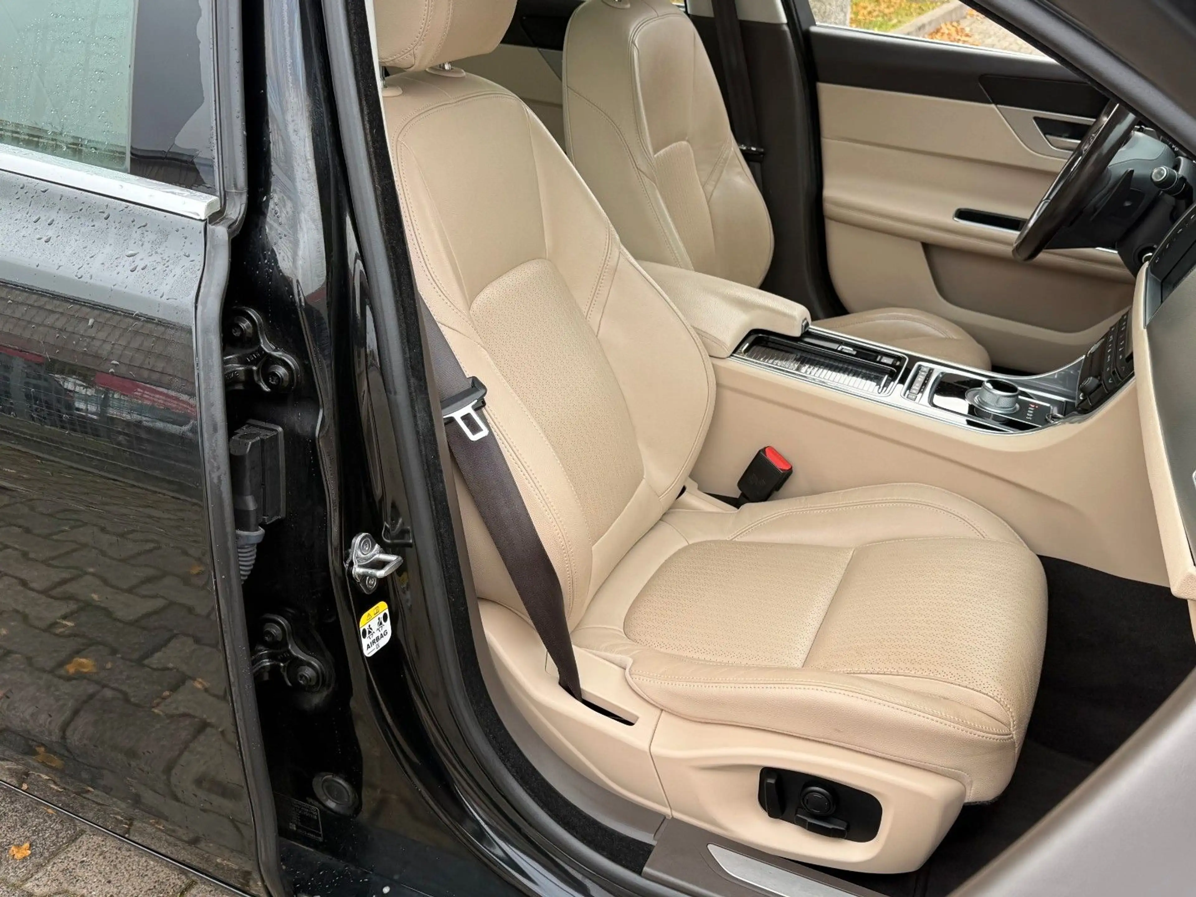 Jaguar XF 3.0 D Prestige*PANO*LEDER*GR.NAVI*BI.XEN*VOL* — photo 12