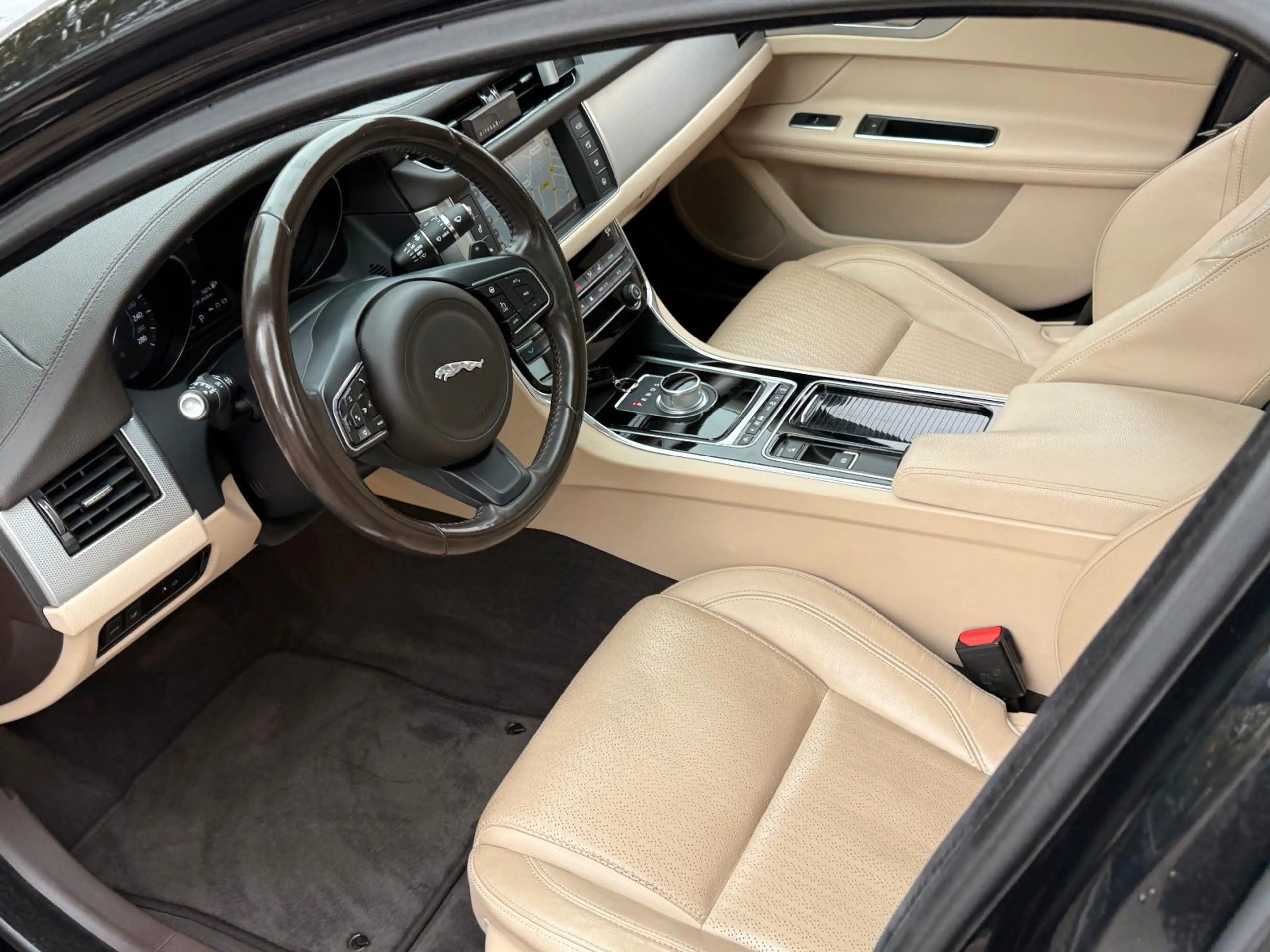 Jaguar XF 3.0 D Prestige*PANO*LEDER*GR.NAVI*BI.XEN*VOL* — photo 15