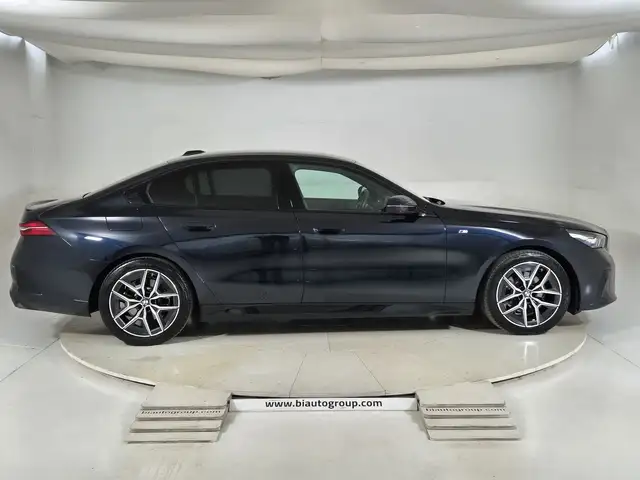 BMW 5 Series view 6