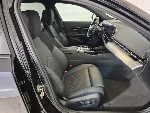 BMW 5 Series view 10