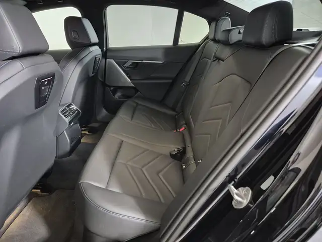 BMW 5 Series view 8