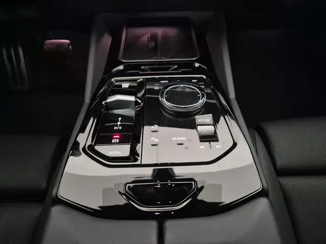 BMW 5 Series view 11
