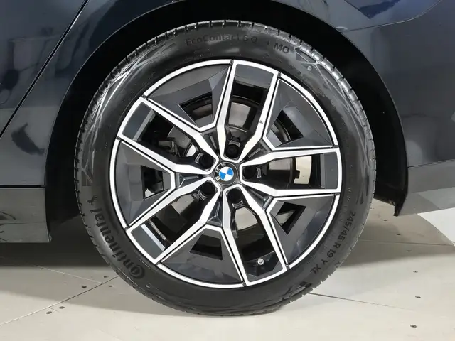 BMW 5 Series view 14