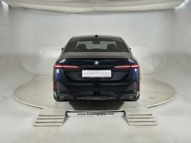 BMW 5 Series view 4