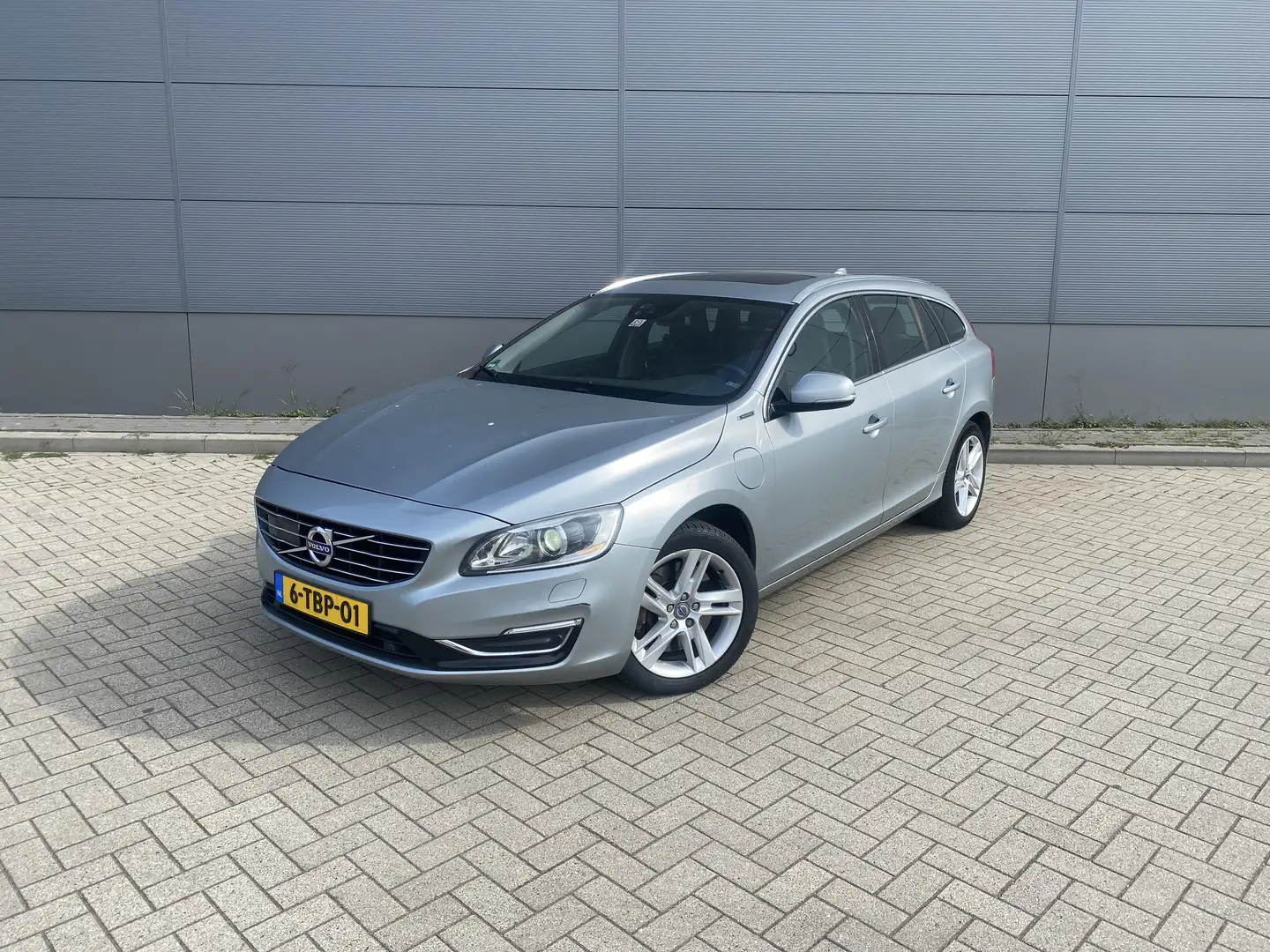 Volvo V60 2.4 D6 AWD Pl.i Sum. Grijs - 1