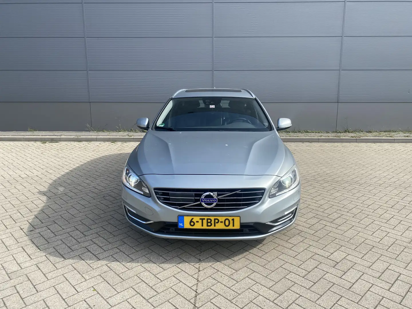 Volvo V60 2.4 D6 AWD Pl.i Sum. Grijs - 2
