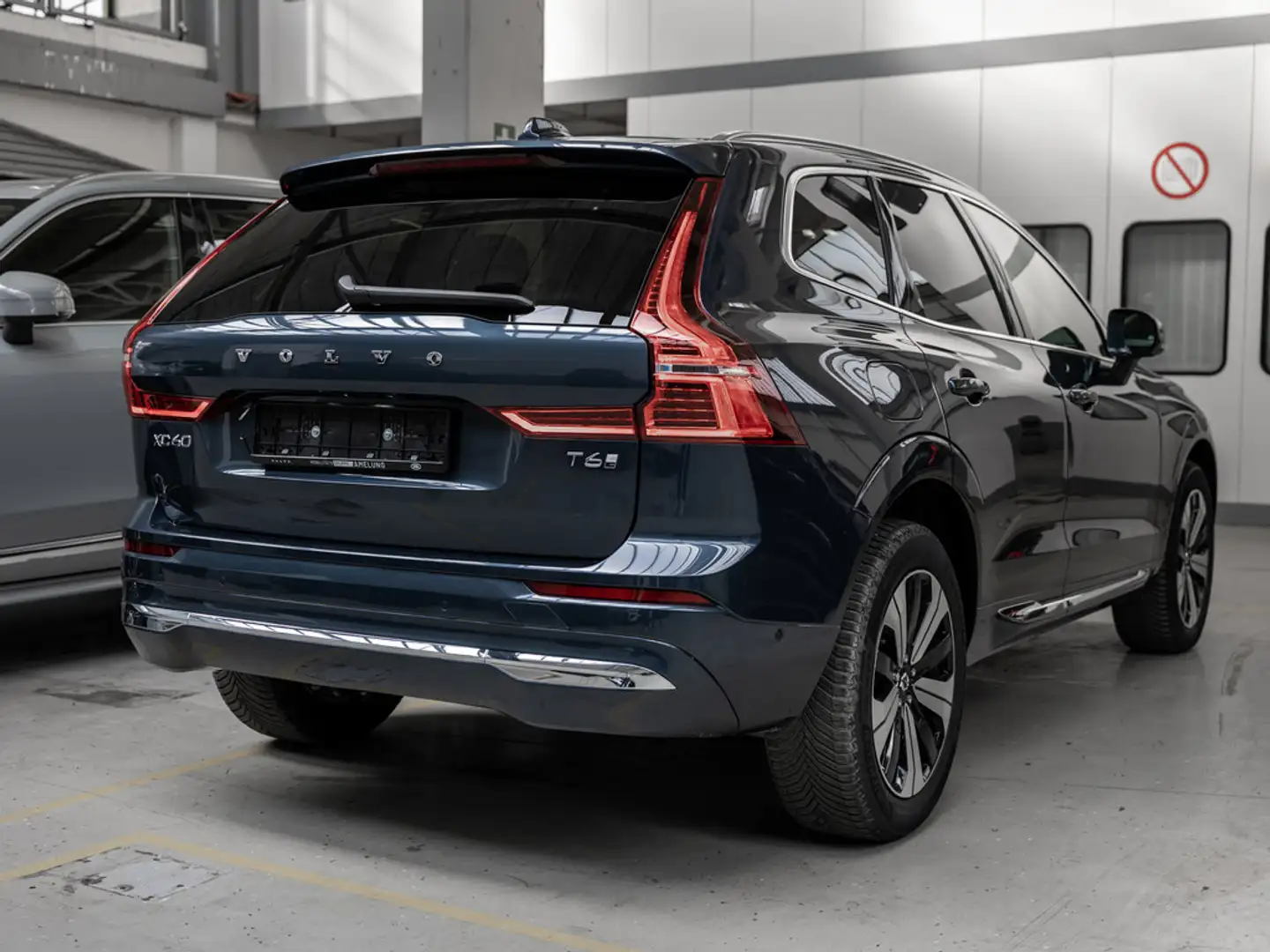 Volvo XC60 2.0 Plus Bright Recharge Plug-In Hybrid AWD Blau - 2