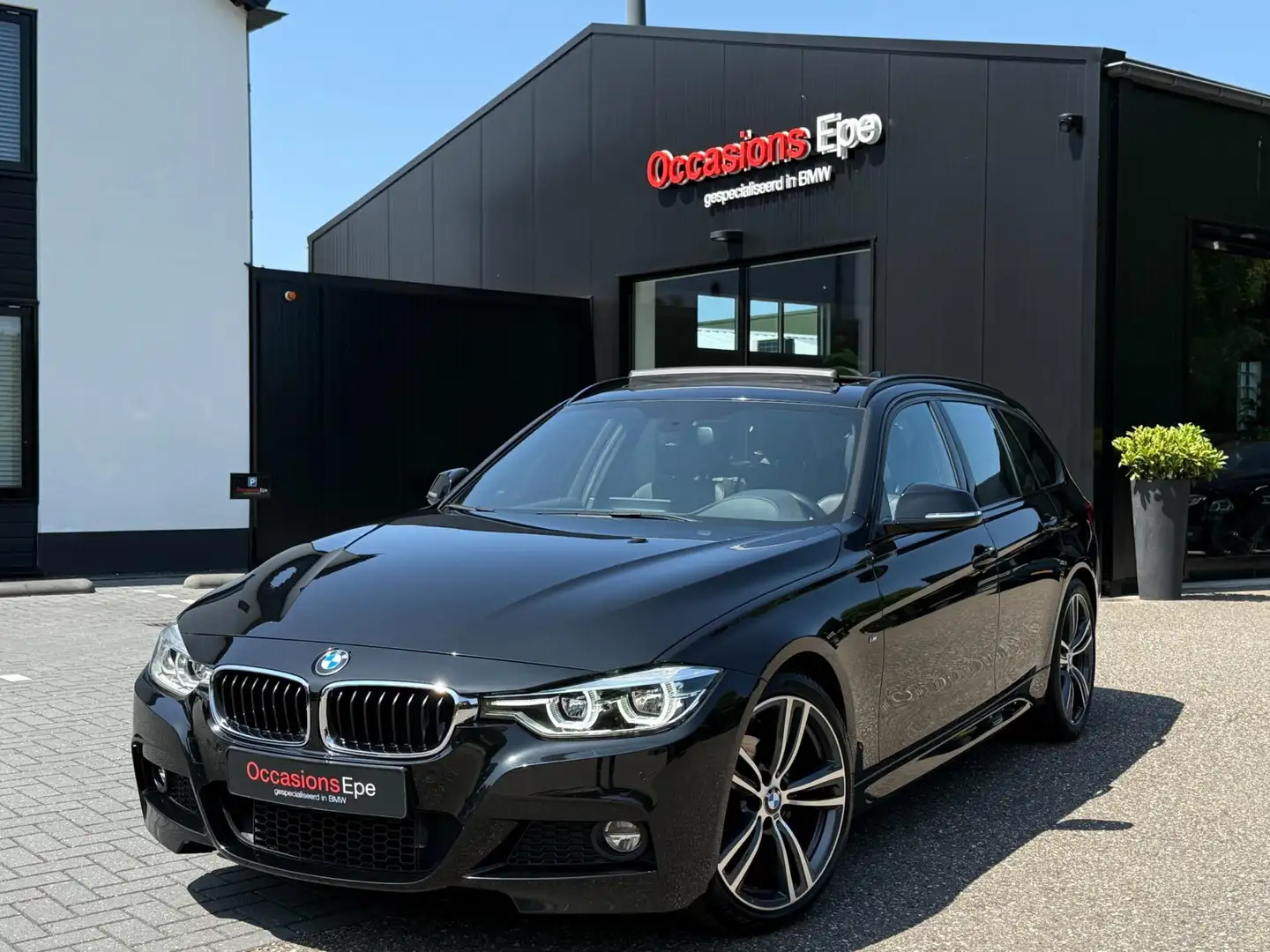 BMW 320 3-Serie Touring 320i M-Sport Shadowline Panoramada Zwart - 1