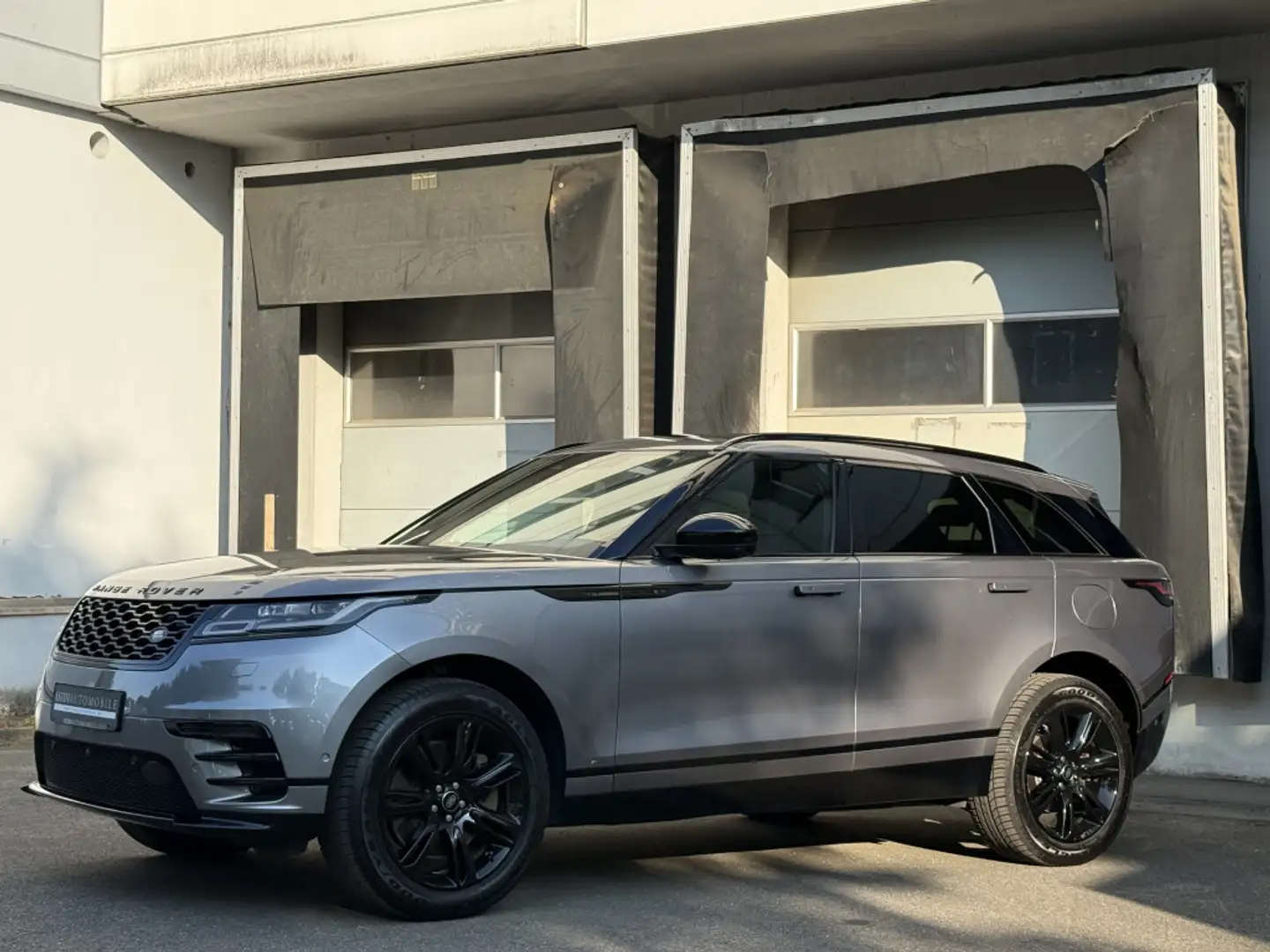 Land Rover Range Rover Velar P400 R-Dynamic Black LED Pano Grau - 2