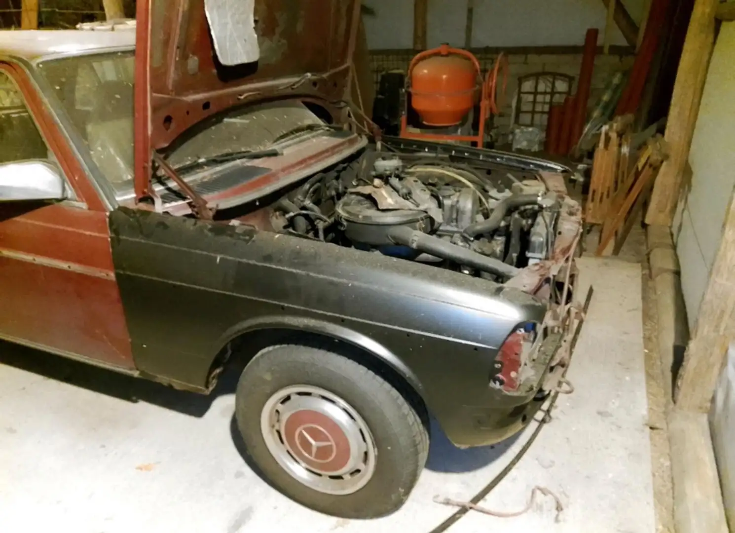 Mercedes-Benz 200 D  Restaurationsprojekt Červená - 2