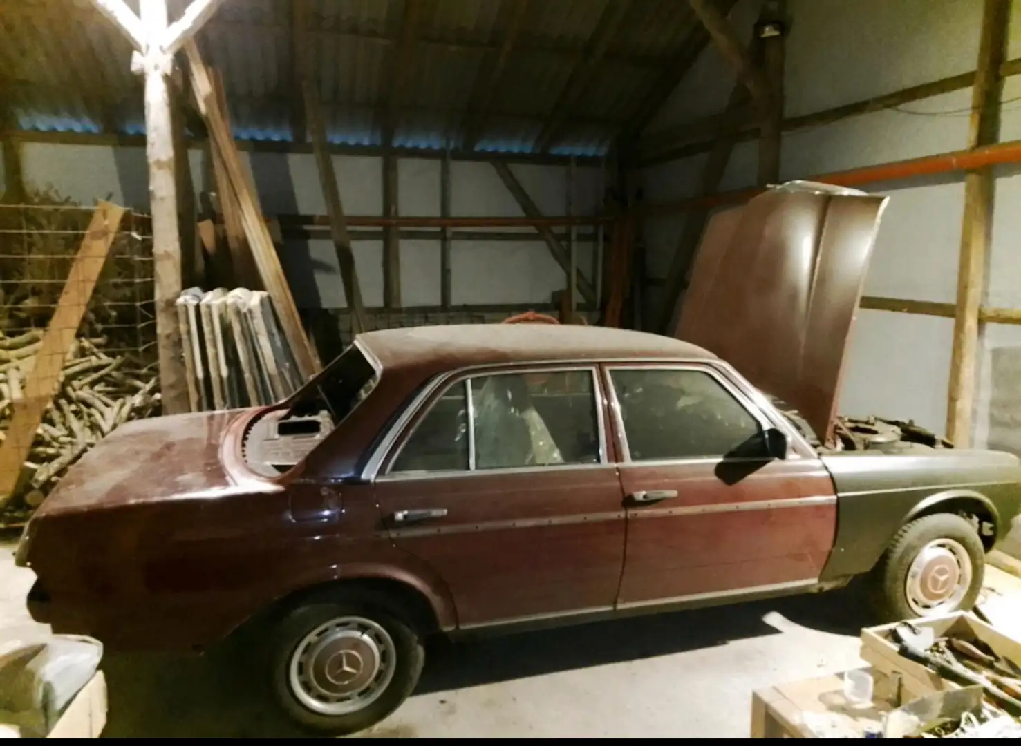 Mercedes-Benz 200 D  Restaurationsprojekt Červená - 1