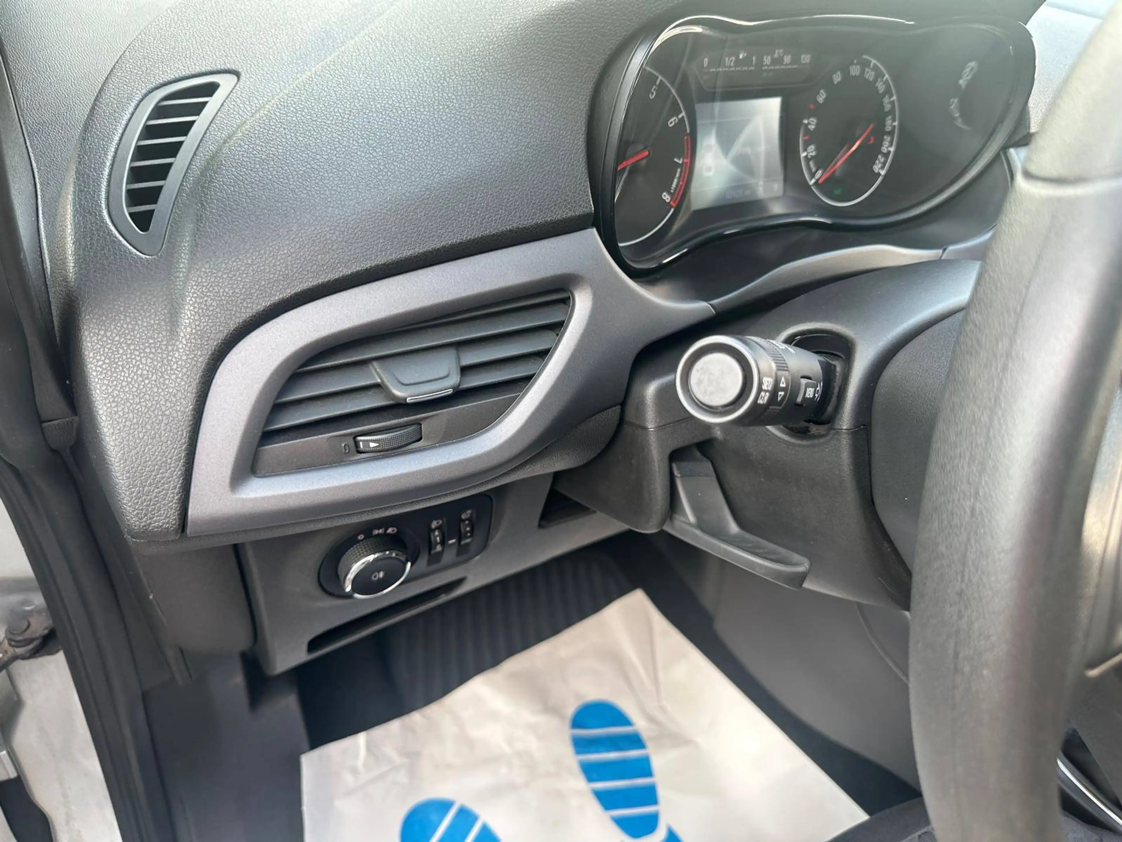 Opel Corsa-e Corsa-e  1.4i Essentia — photo 10