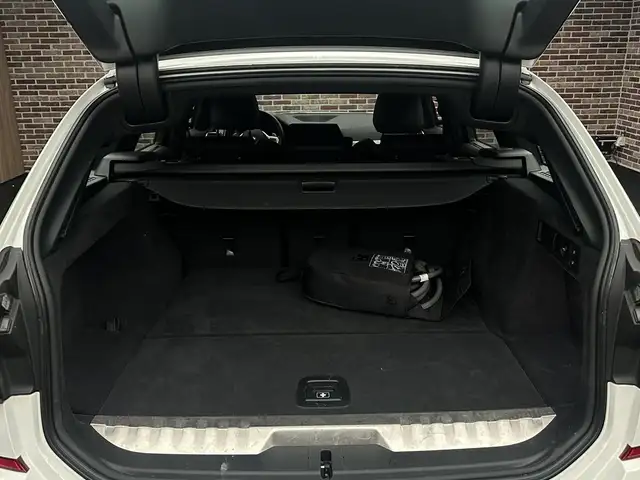 BMW 3 Series view 12