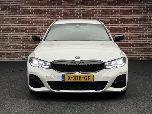 BMW 3 Series view 4