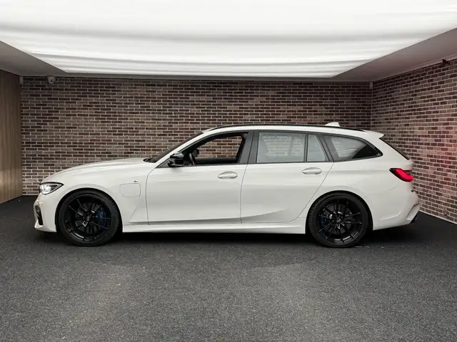 BMW 3 Series view 6
