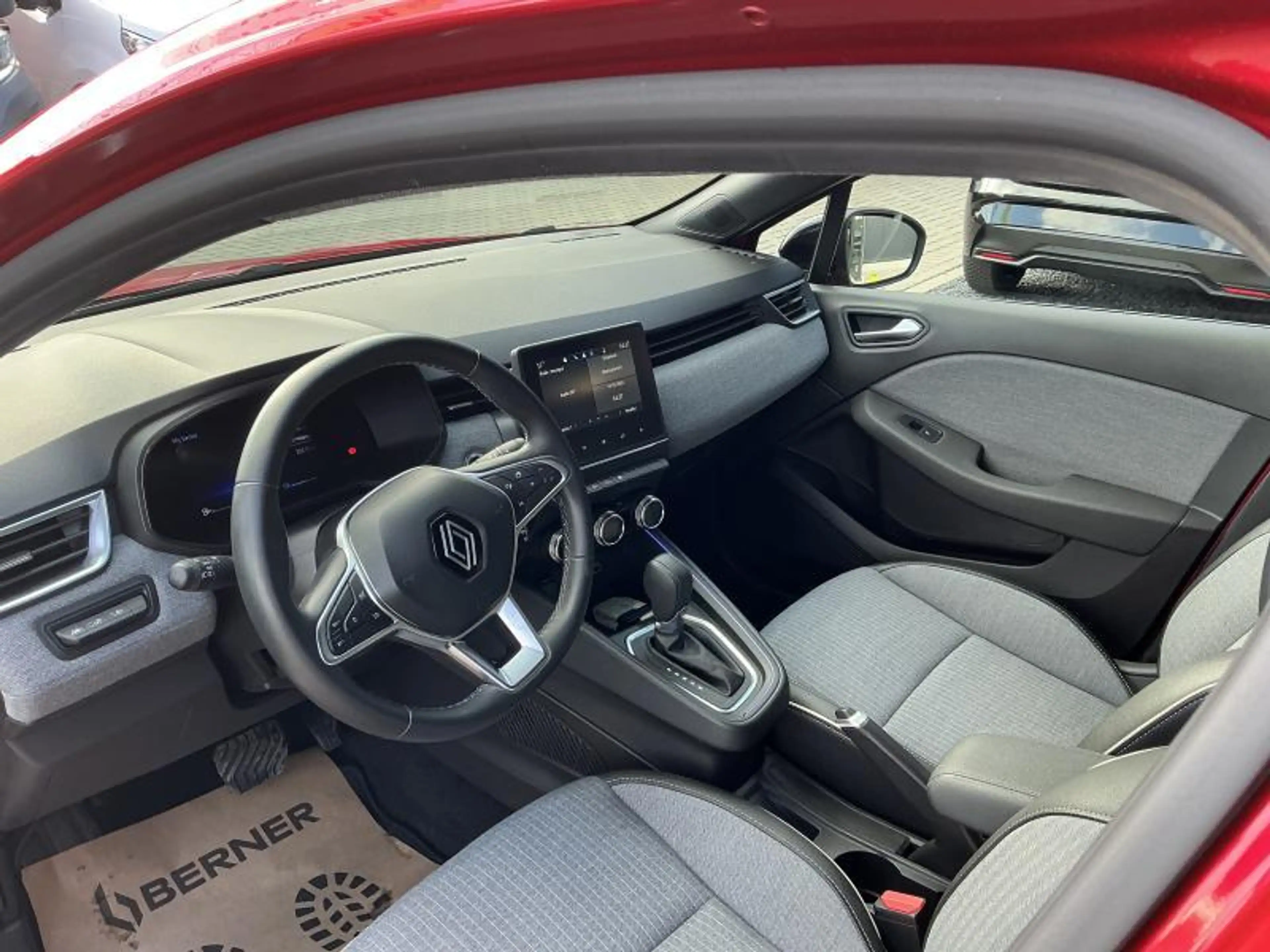 Renault Clio TECHNO E-TECH FULL HYBRIDE — photo 12