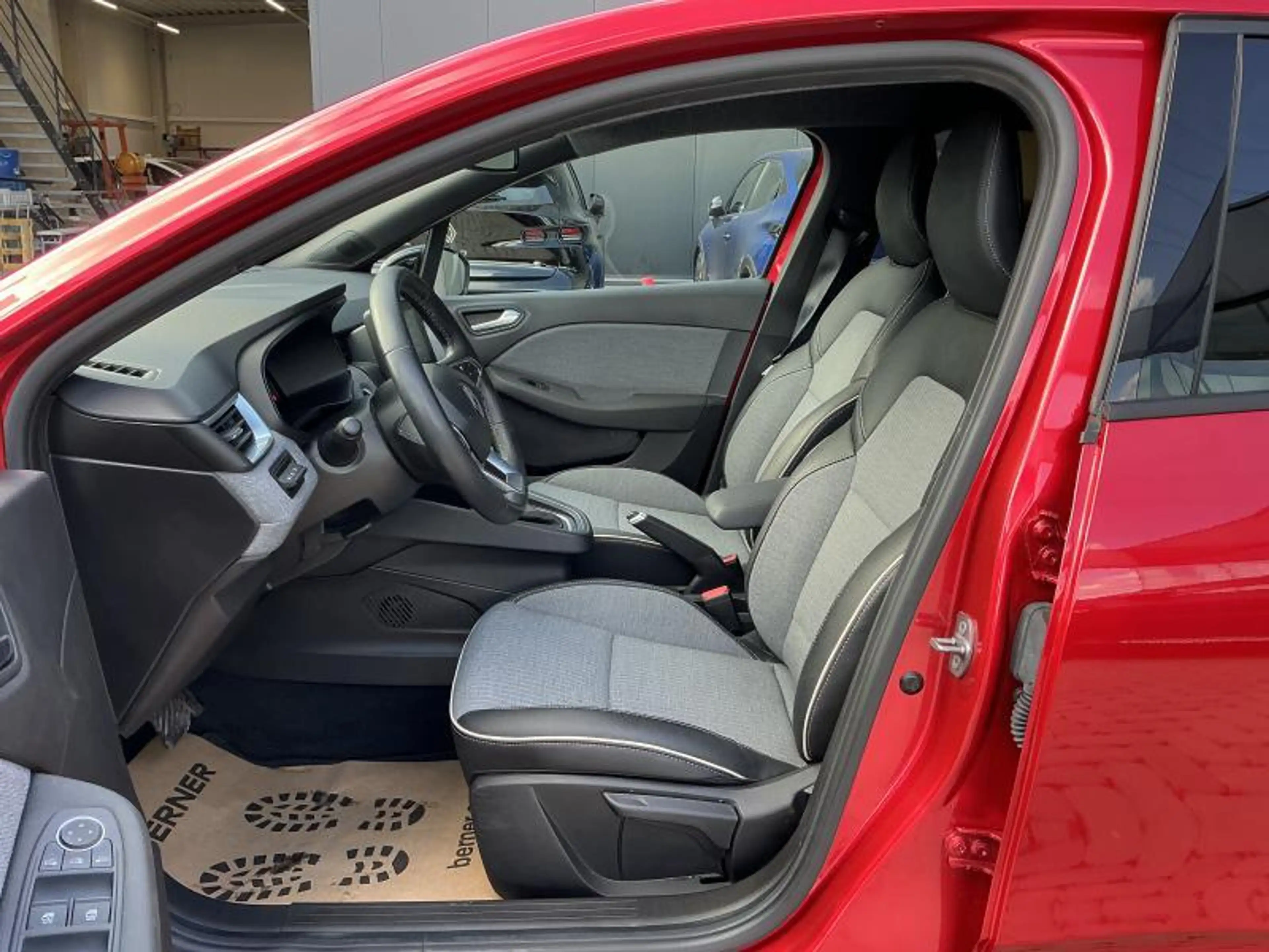 Renault Clio TECHNO E-TECH FULL HYBRIDE — photo 11