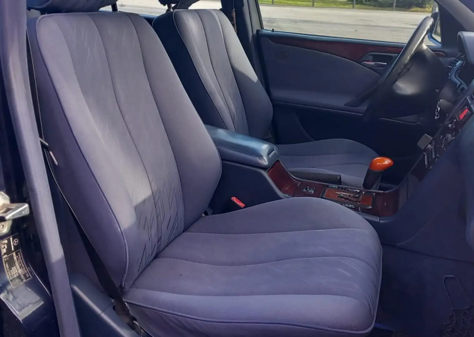 Mercedes-Benz 210/310 Azul - 1