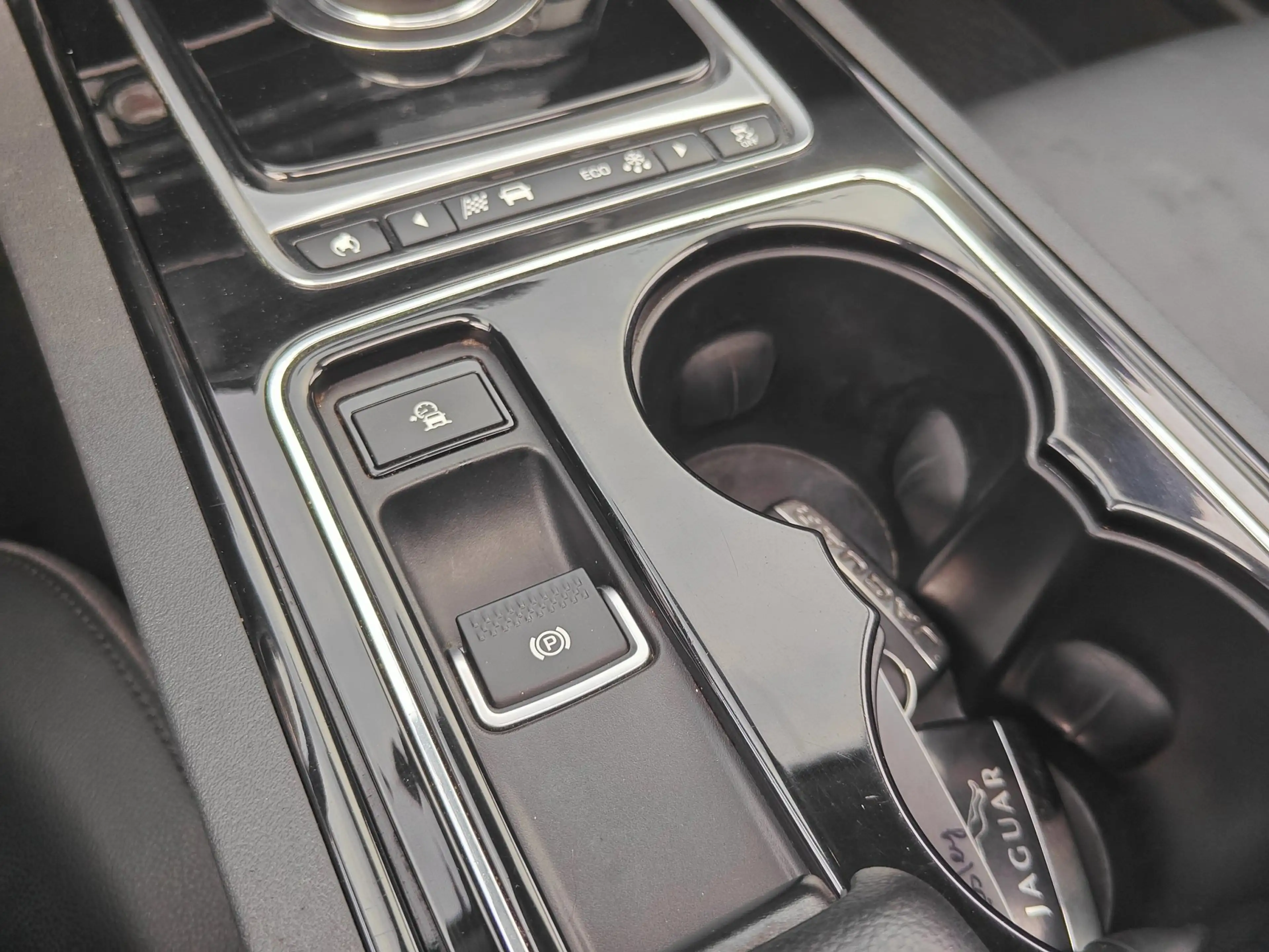Jaguar XE 2.0 Turbo (240 pk) Prestige | Storm Grey | Panoram — photo 26