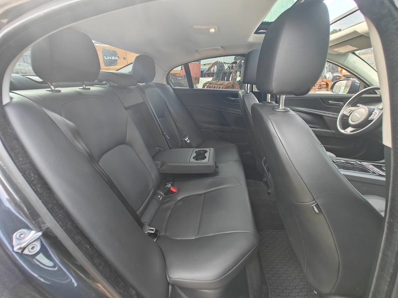 Jaguar XE 2.0 Turbo (240 pk) Prestige | Storm Grey | Panoram — photo 19