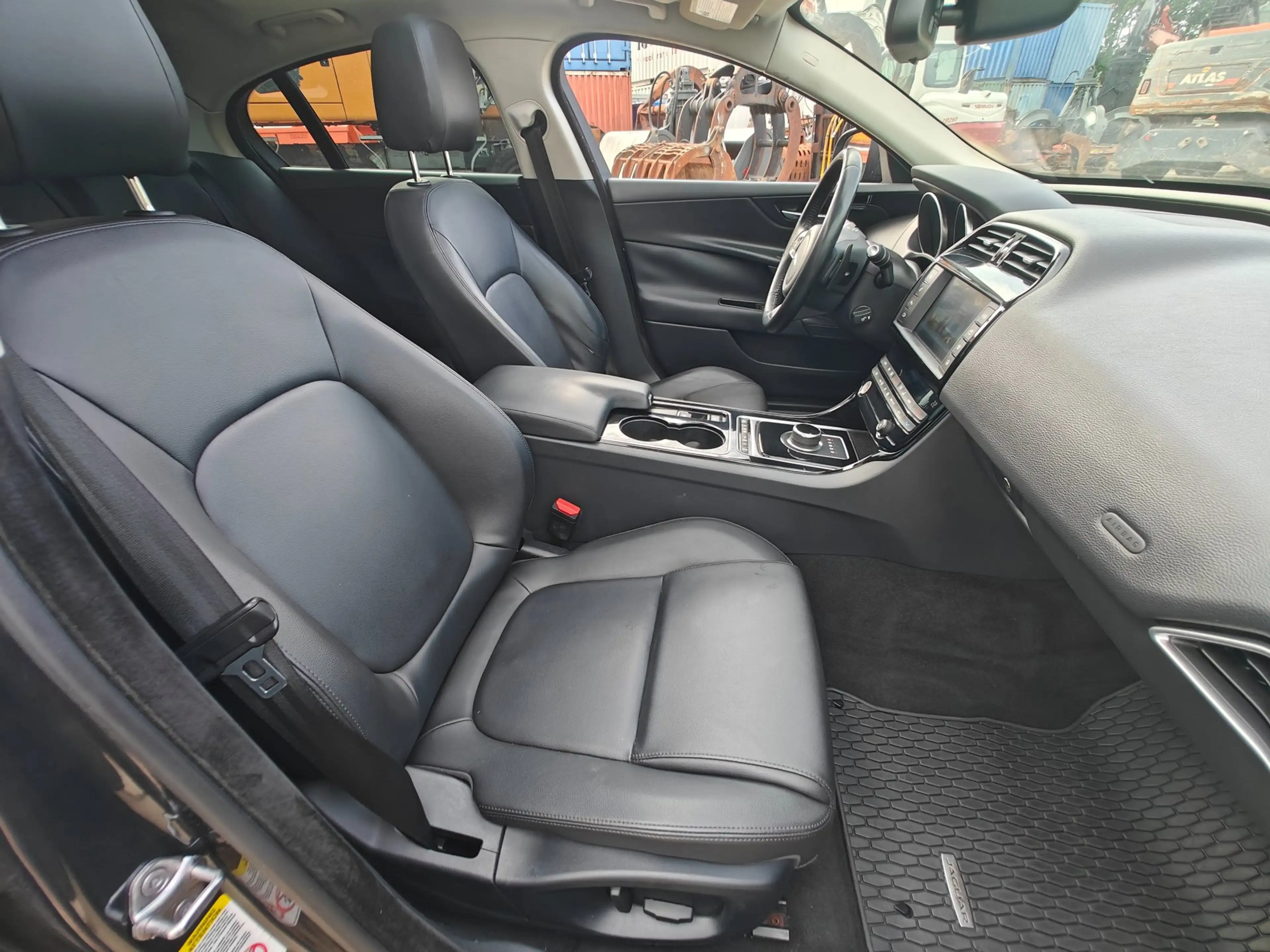 Jaguar XE 2.0 Turbo (240 pk) Prestige | Storm Grey | Panoram — photo 16