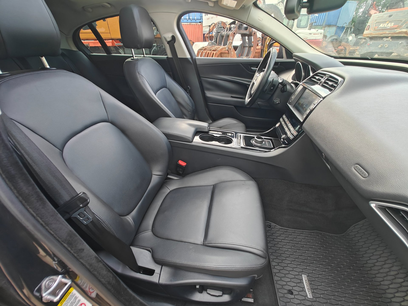 Jaguar XE 2.0 Turbo (240 pk) Prestige | Storm Grey | Panoram — photo 16