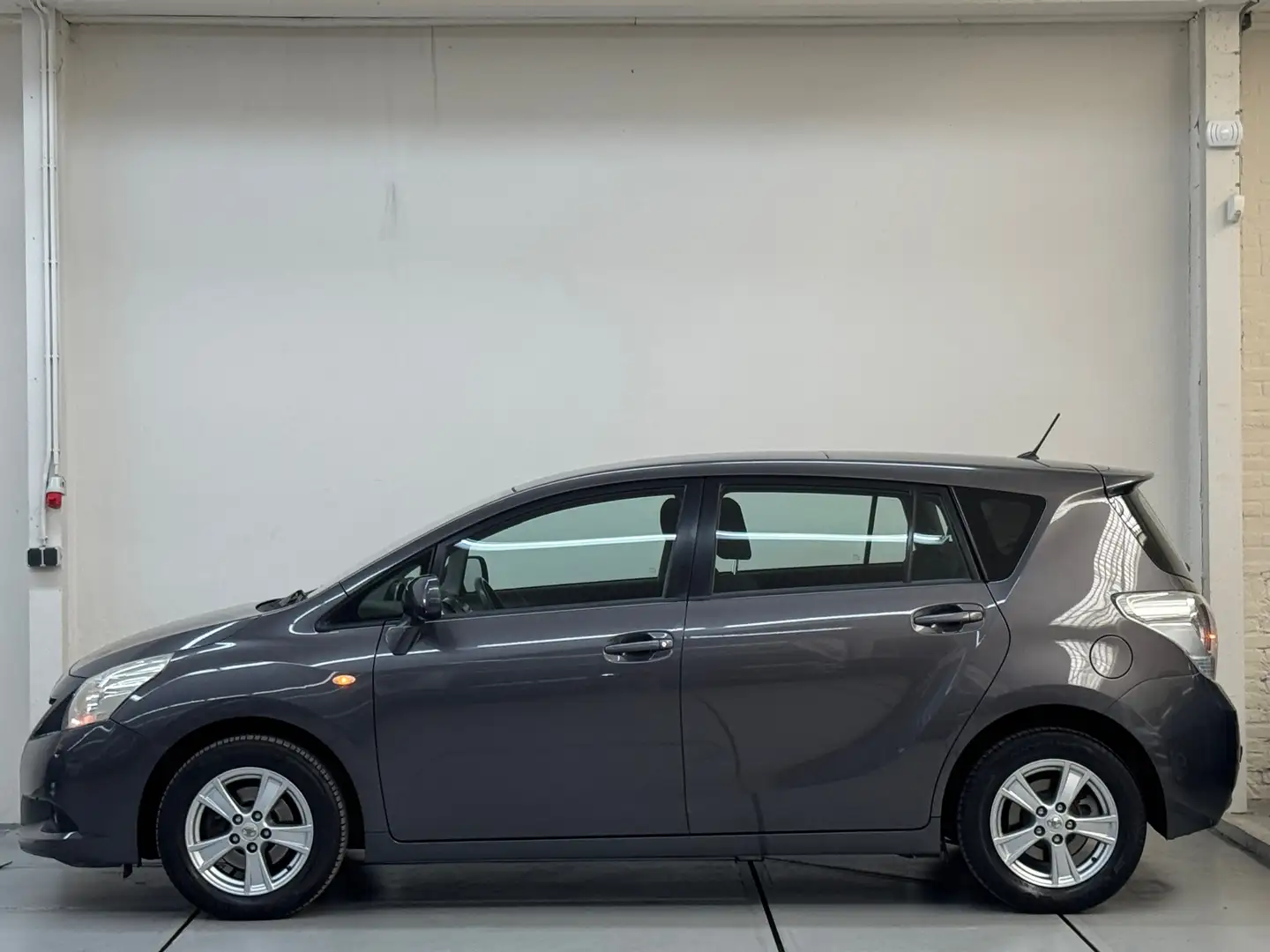 Toyota Verso 1.8 VVT-i Business 7P Panoramadak Trekhaak Cruise Gris - 2