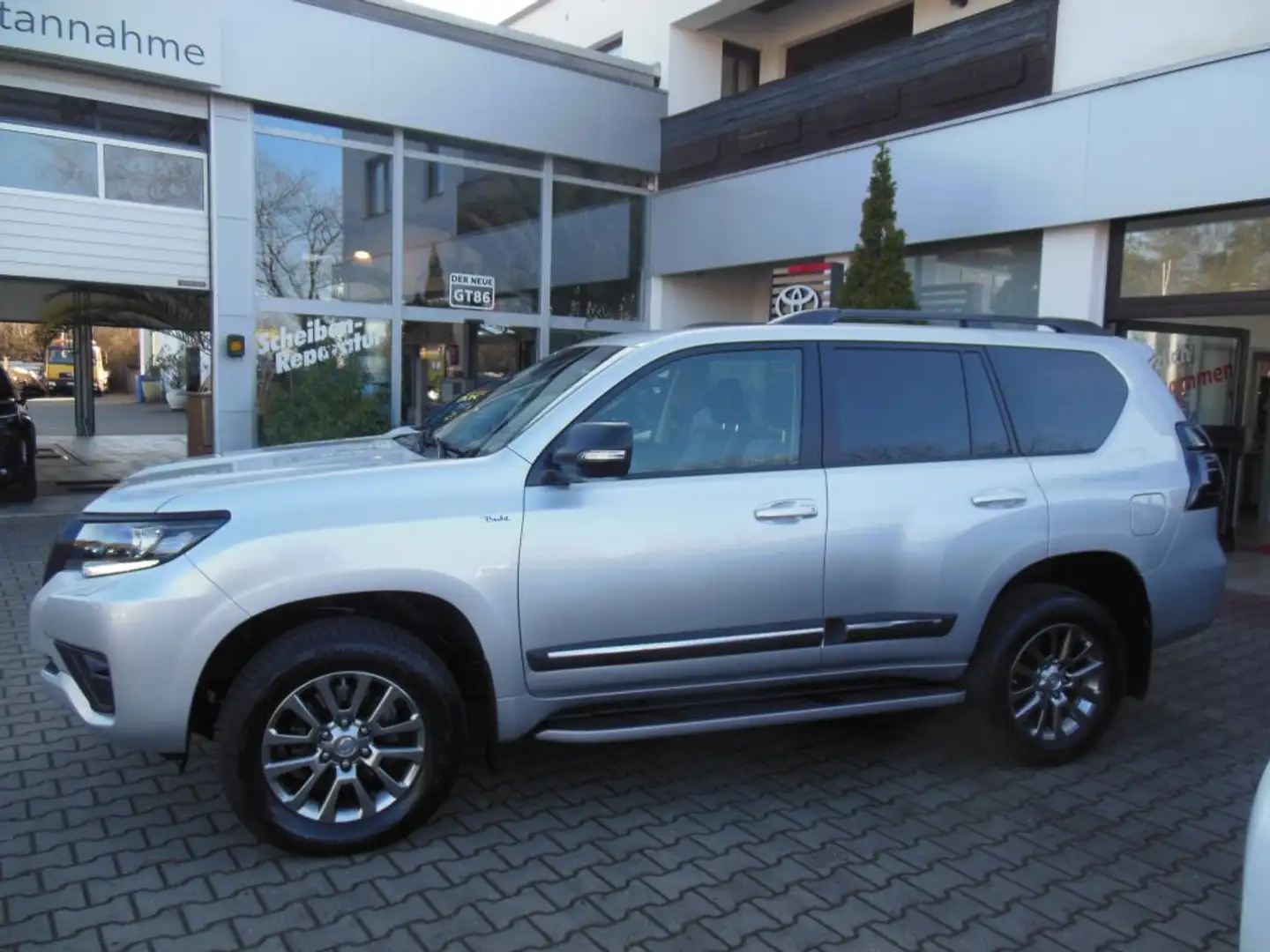 Toyota Land Cruiser 2.8 D-4D Automatik TEC-Edition aus 1. Hand Silber - 2