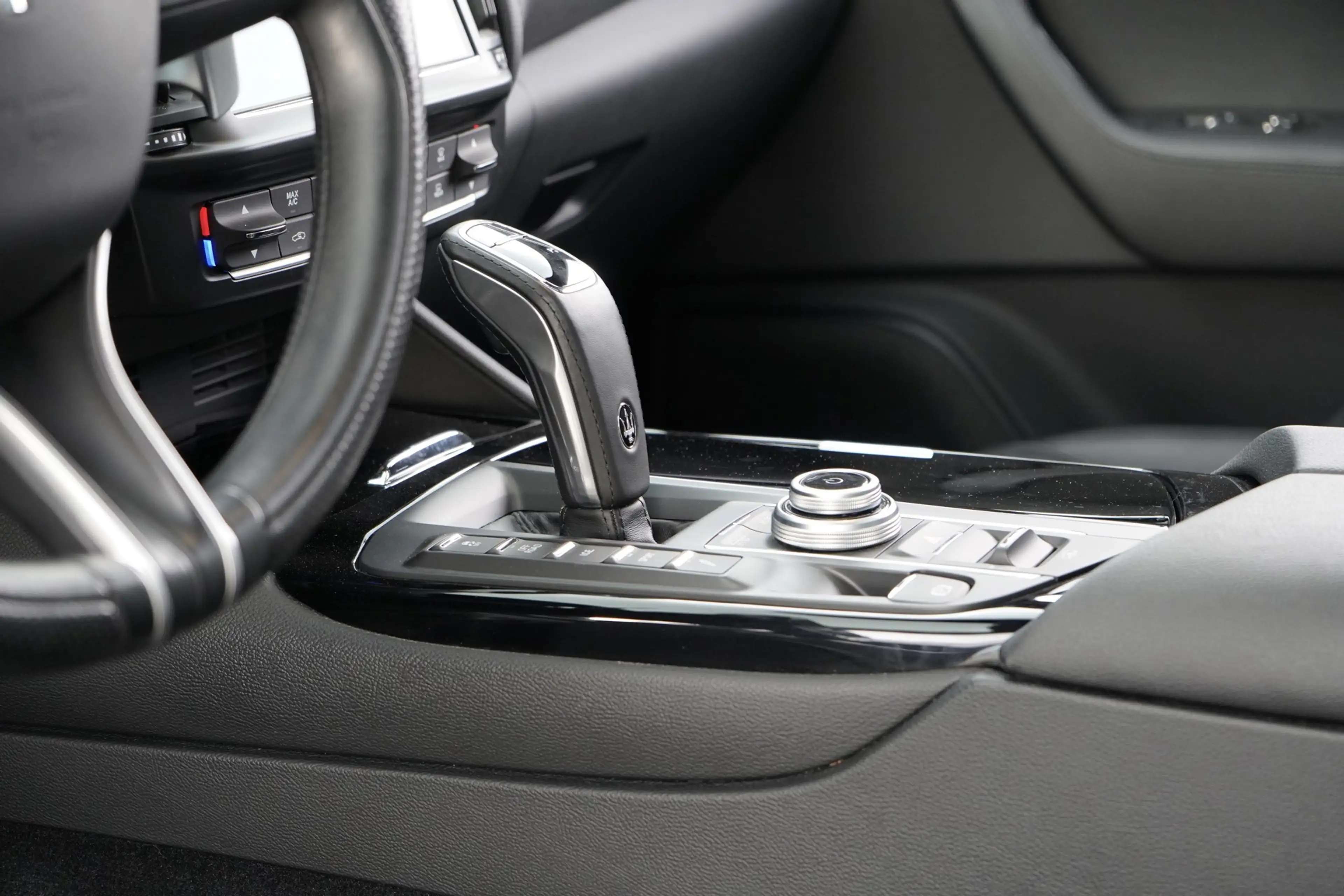 Maserati Levante 3.0 V6 S AWD GranSport — photo 14