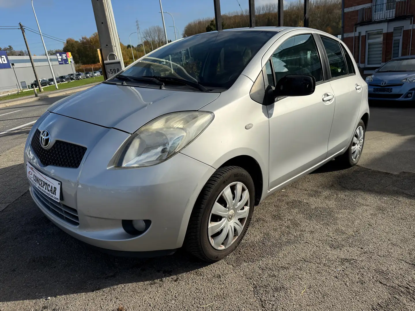 Toyota Yaris 1.0i VVT-i Linea Terra Zilver - 1