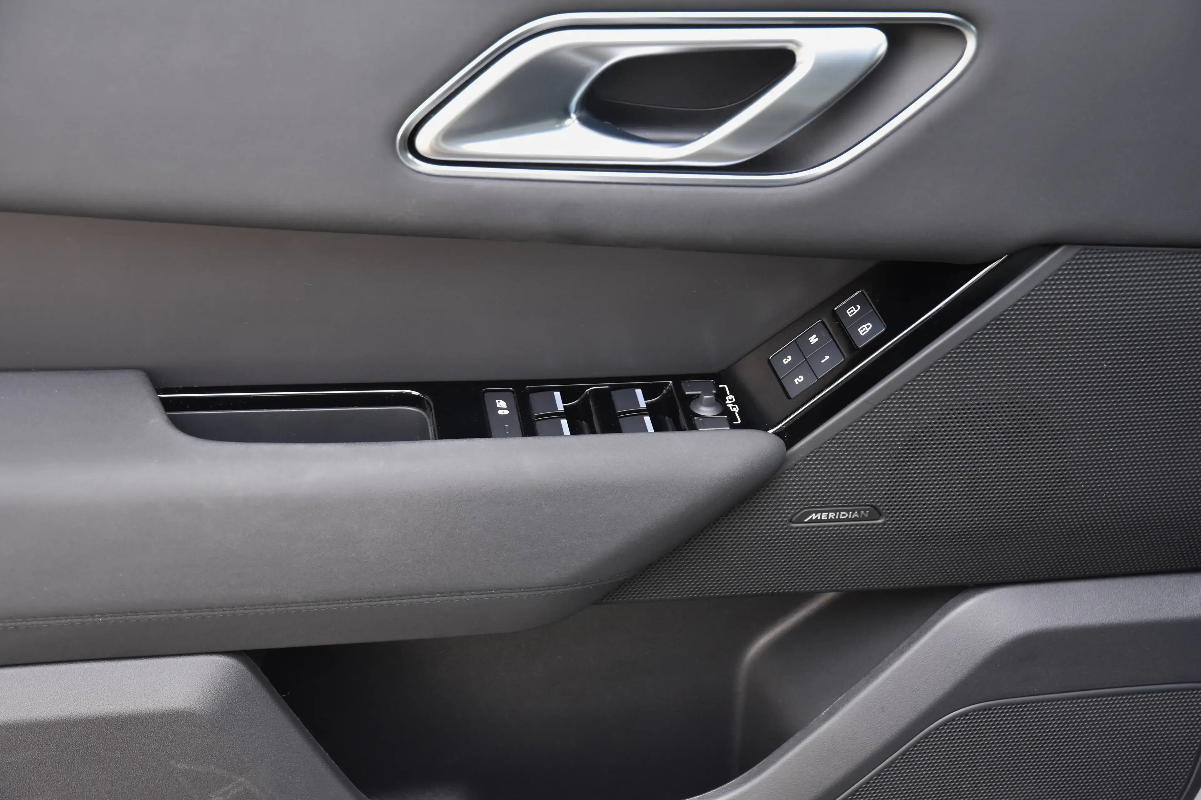 Land Rover Range Rover Velar P400e DYNAMIC SE PHEV BLACK DESIGN *** NP: € 101.436,- *** — photo 22