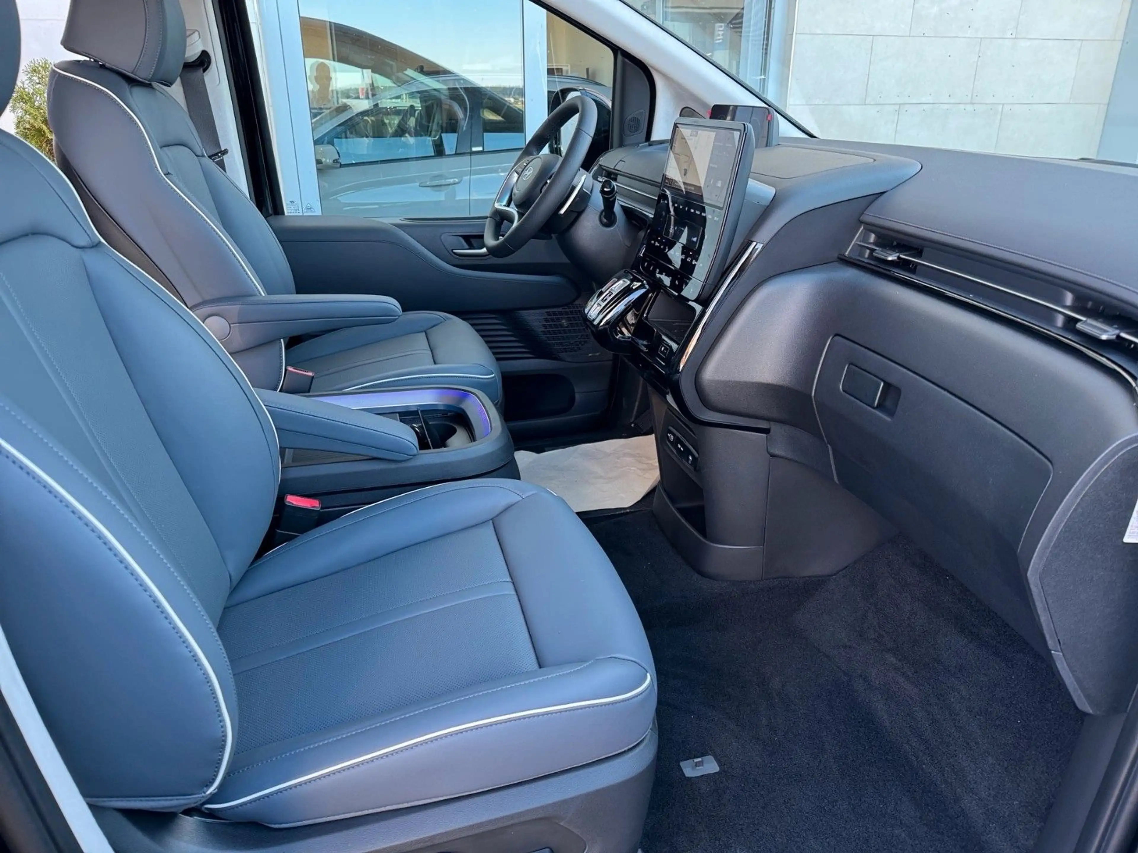 Hyundai STARIA Signature Hybrid 2WD SHD — photo 14