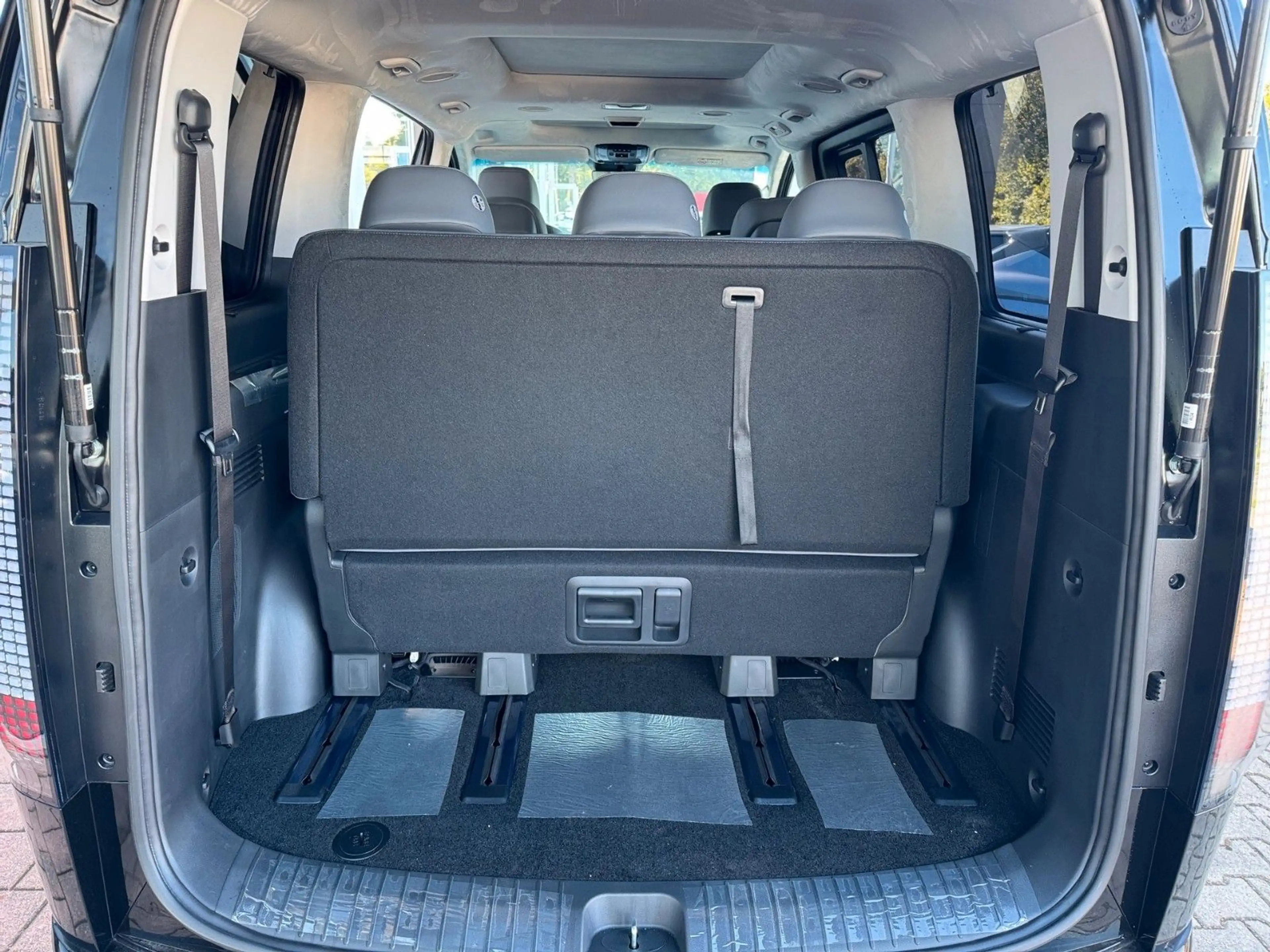 Hyundai STARIA Signature Hybrid 2WD SHD — photo 12