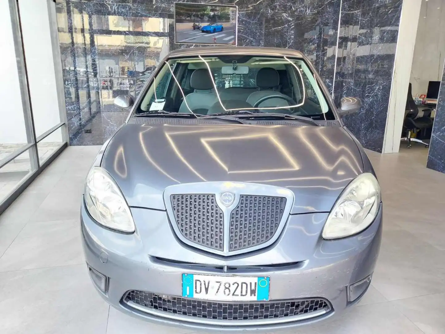 Lancia Ypsilon 1.2 Argento Gris - 1