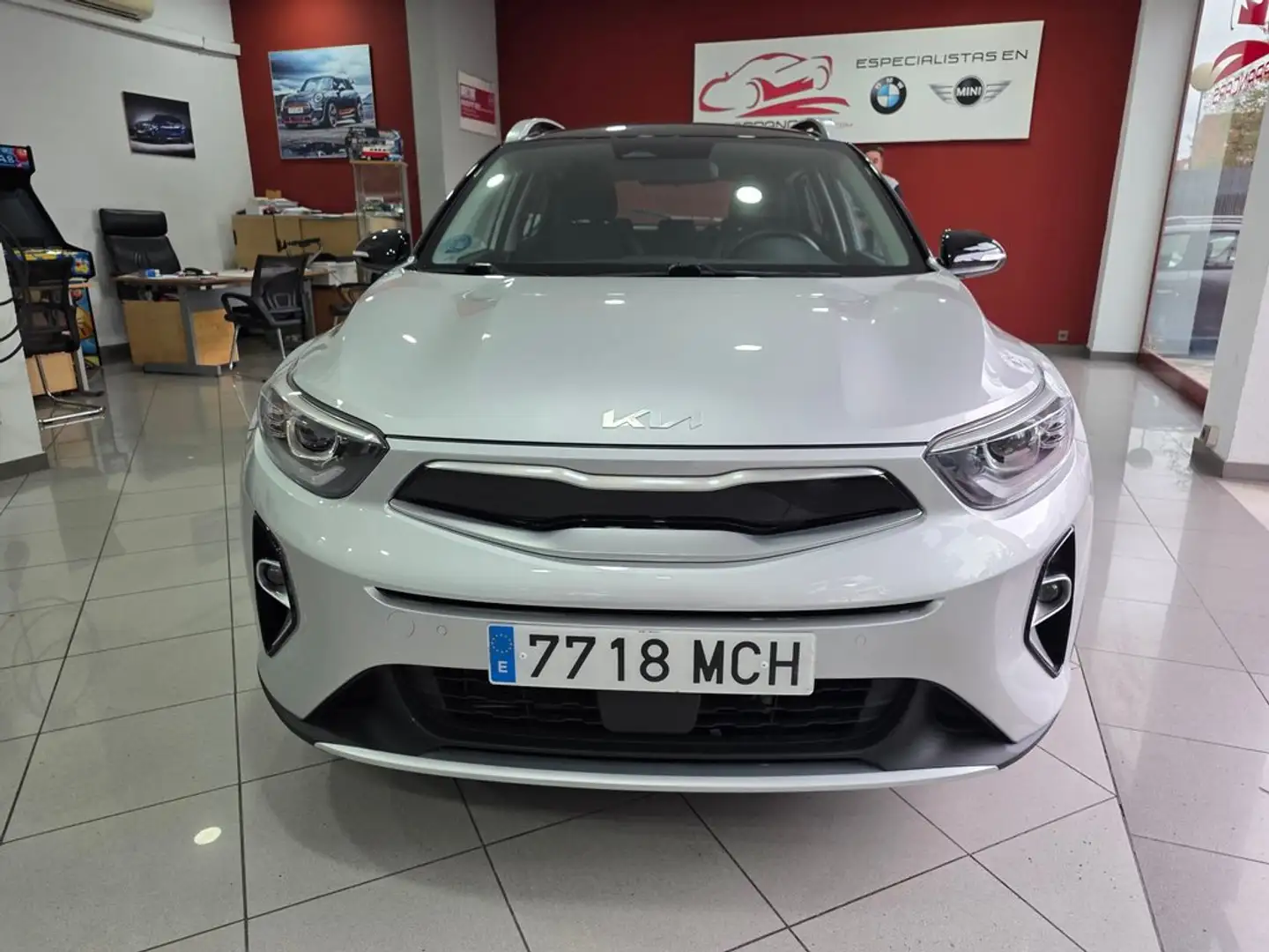 Kia Stonic 1.0 T-GDi 88kW (120CV) MHEV Drive DCT Gris - 2