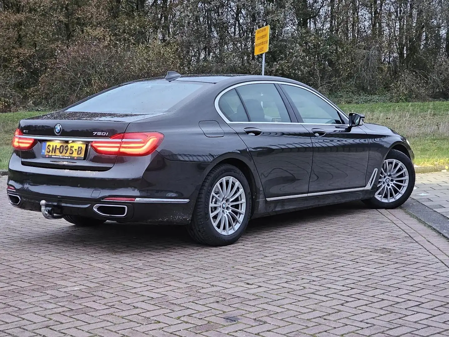 BMW 750 7-serie 750i xDrive High Executive Marrón - 2