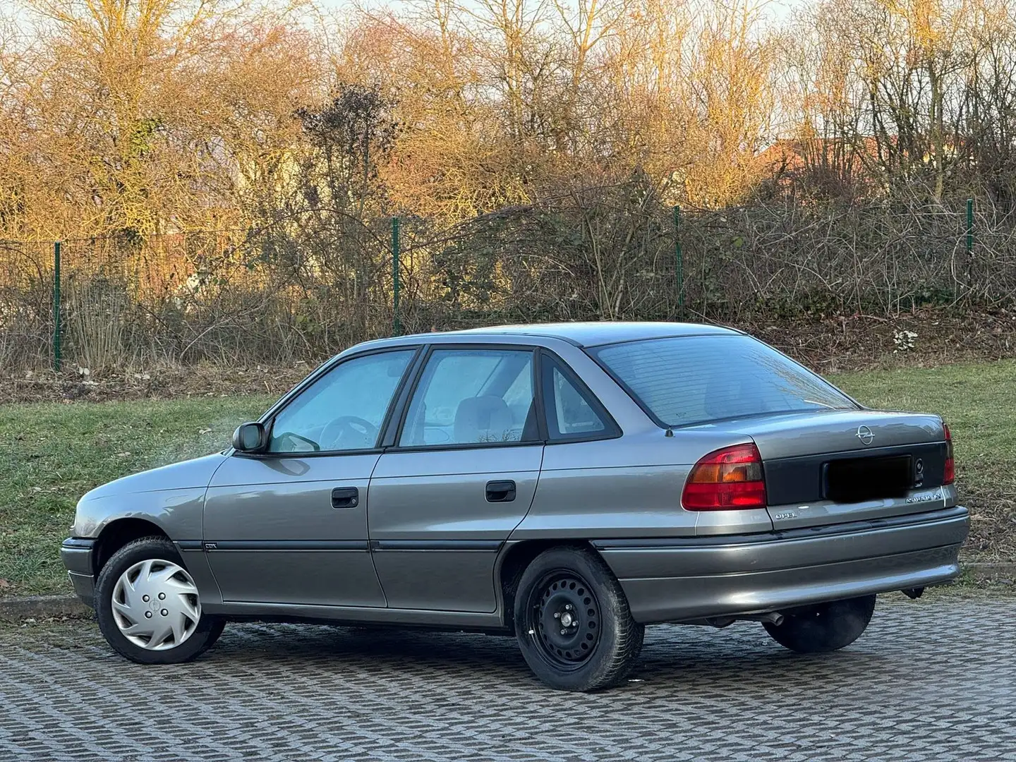Opel Astra 16V CDX guter Zustand Tüv Neue Gold - 2