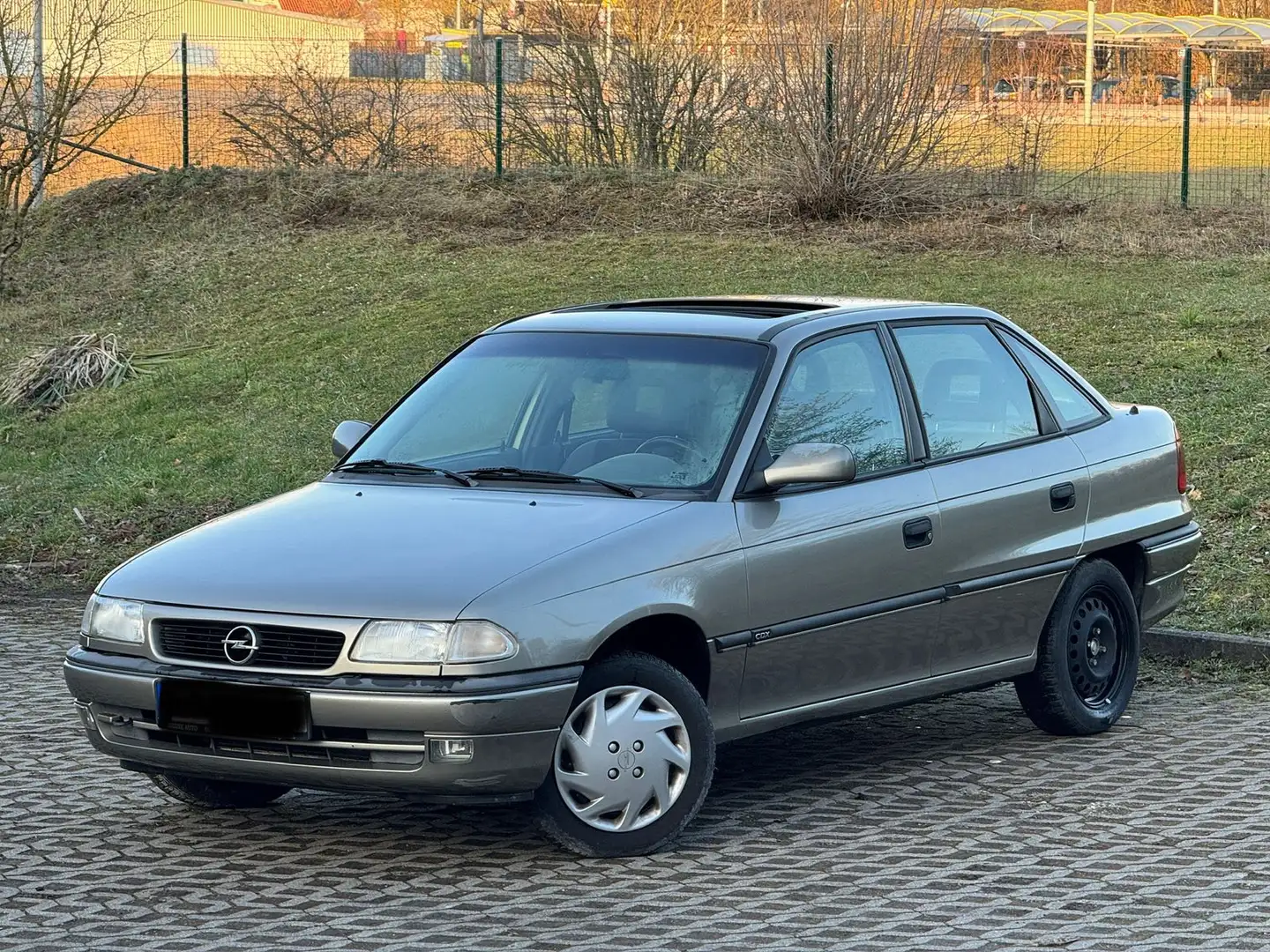 Opel Astra 16V CDX guter Zustand Tüv Neue Gold - 1