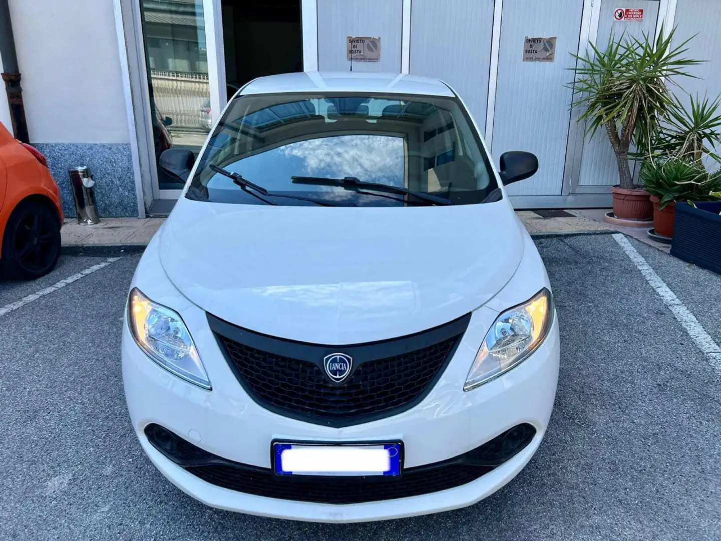 Lancia Ypsilon 1.2 69 CV 5 porte GPL Ecochic Gold#NEOPATENTATI Bianco - 1
