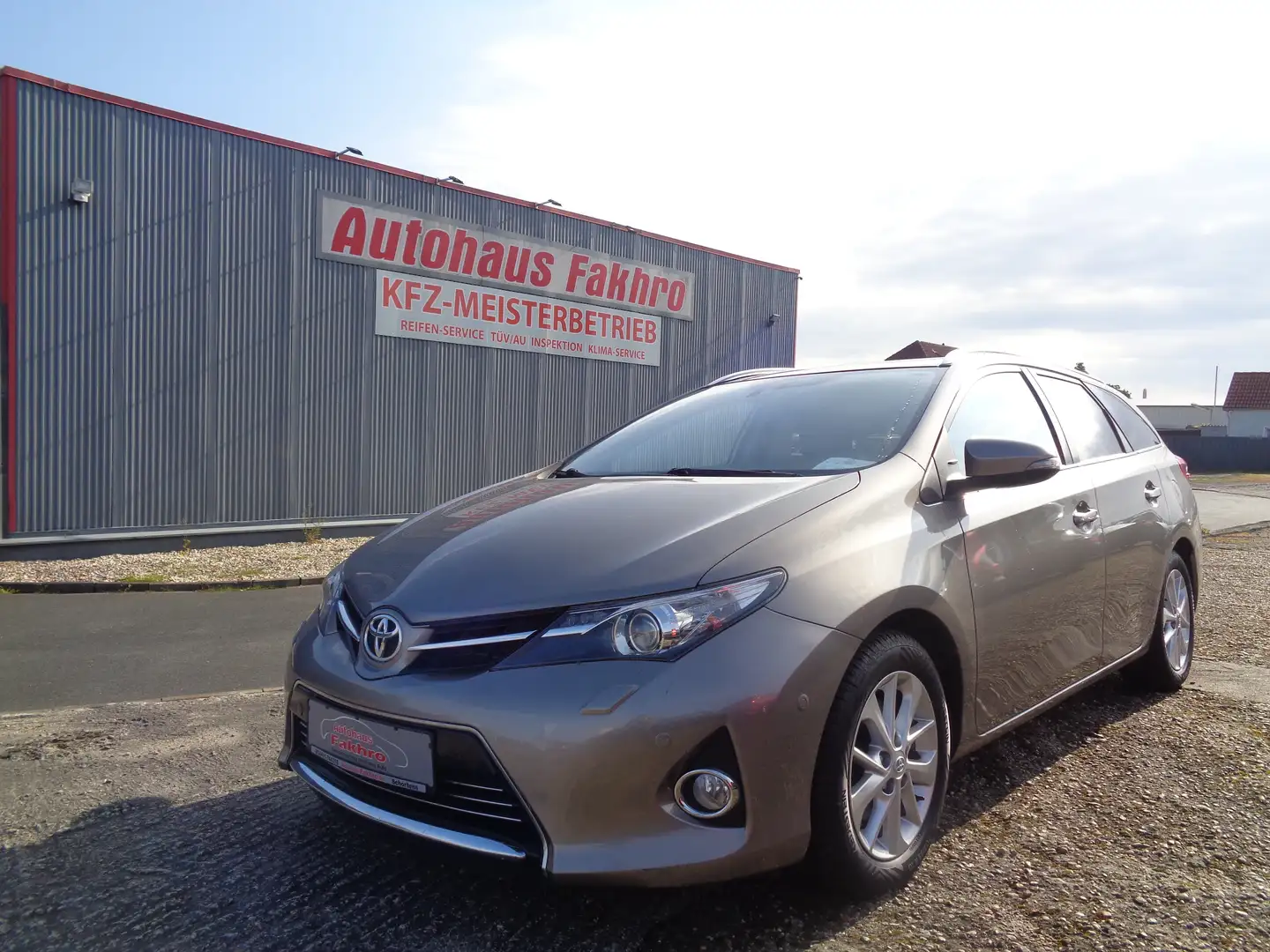 Toyota Auris Executive Touring Sports 2.0 Diesel Brons - 1