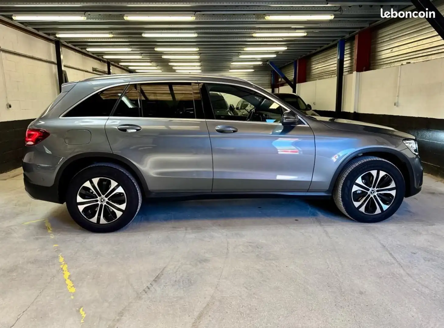 Mercedes-Benz CLS 300 Classe Mercedes 300 e 300e Hybrid PHEV 211%2B122ch 320ch Business Line 4MATIC 9G-Tronic 1e main Orig... Grijs - 2