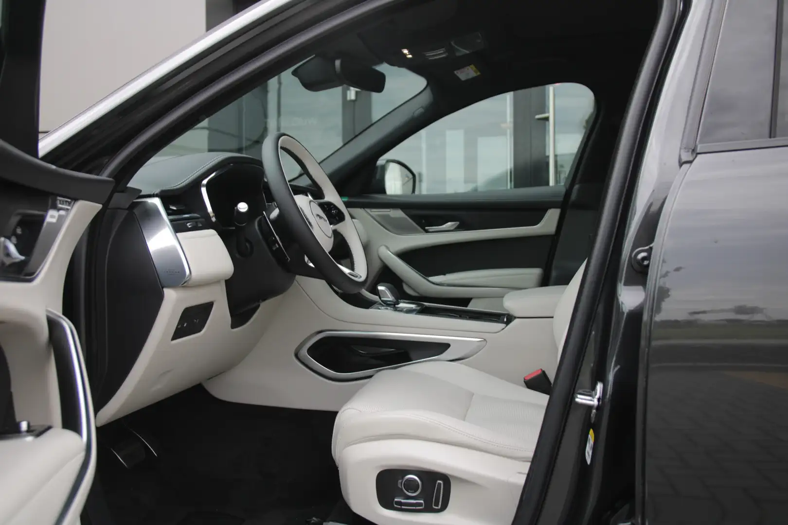 Jaguar F-Pace 2.0 P400e PHEV R-Dynamic SE Šedá - 2