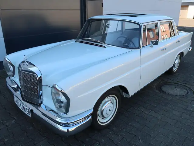 Mercedes-Benz 220